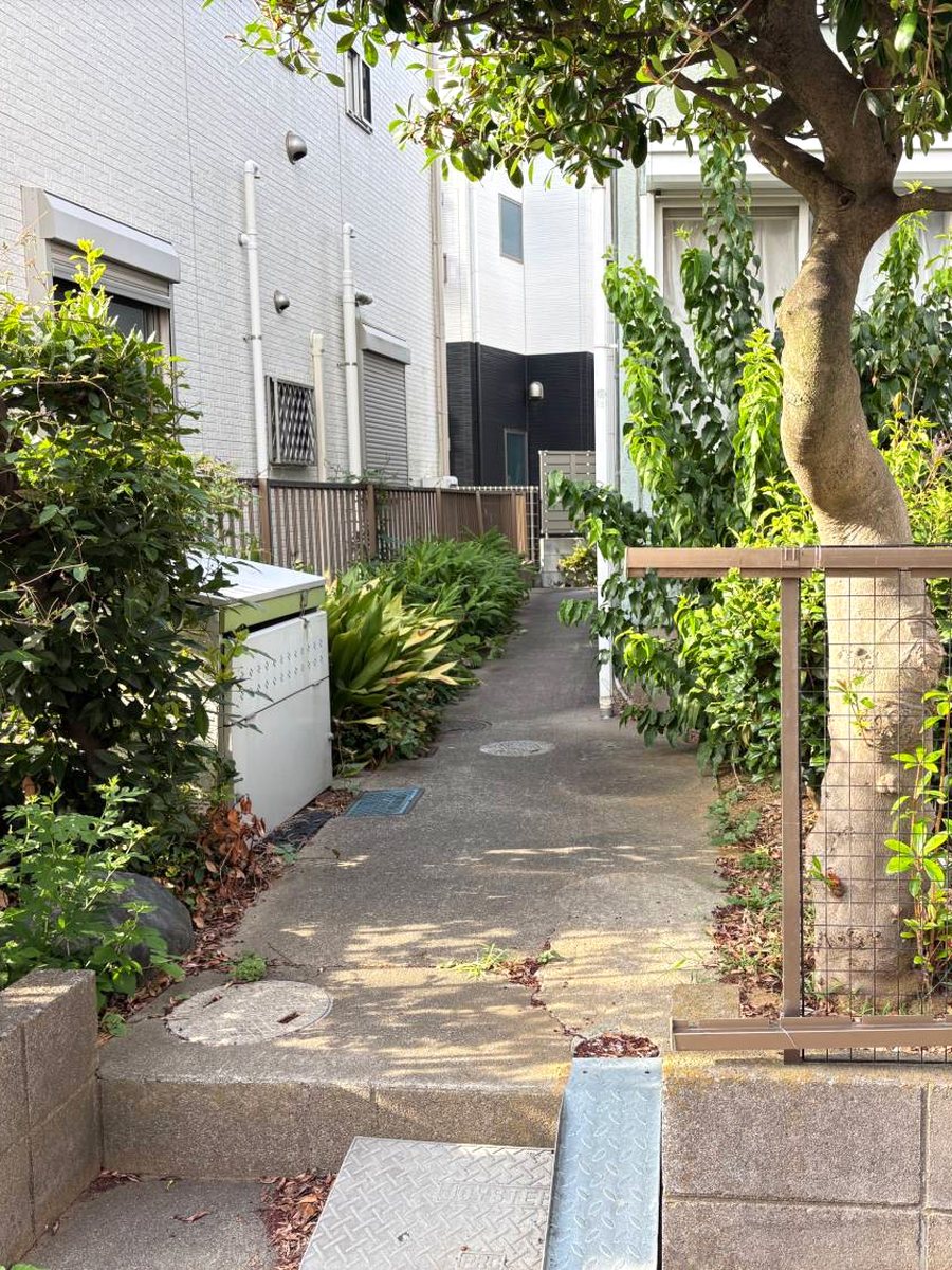 建物の左手にある通路
