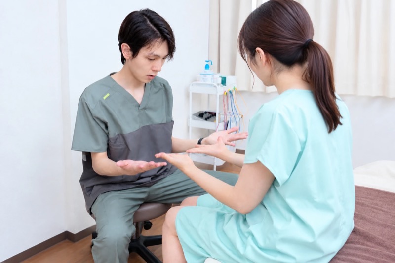 手のひらの反応点を確認する様子