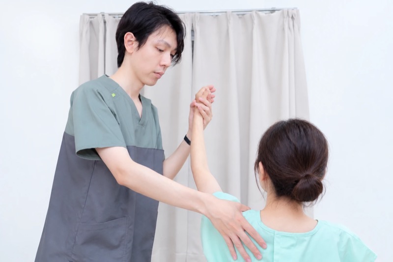 肩の動きを確認する様子