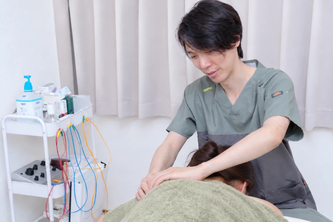 施術中の院長